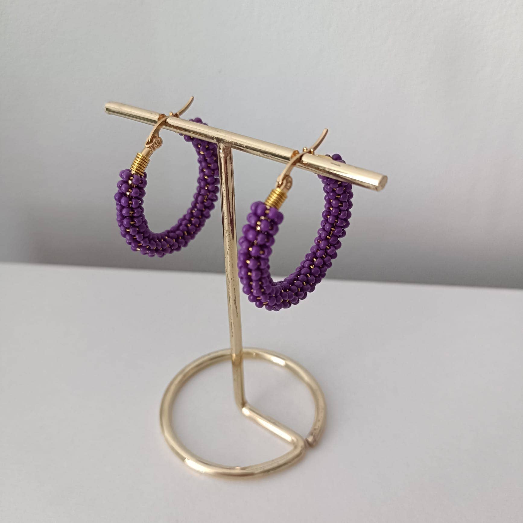 Kolorya - Wholesale Dangle Earrings - Pendientes de Aro con Cuentas en Tonos Rosados y Morados – Hechos a Mano1