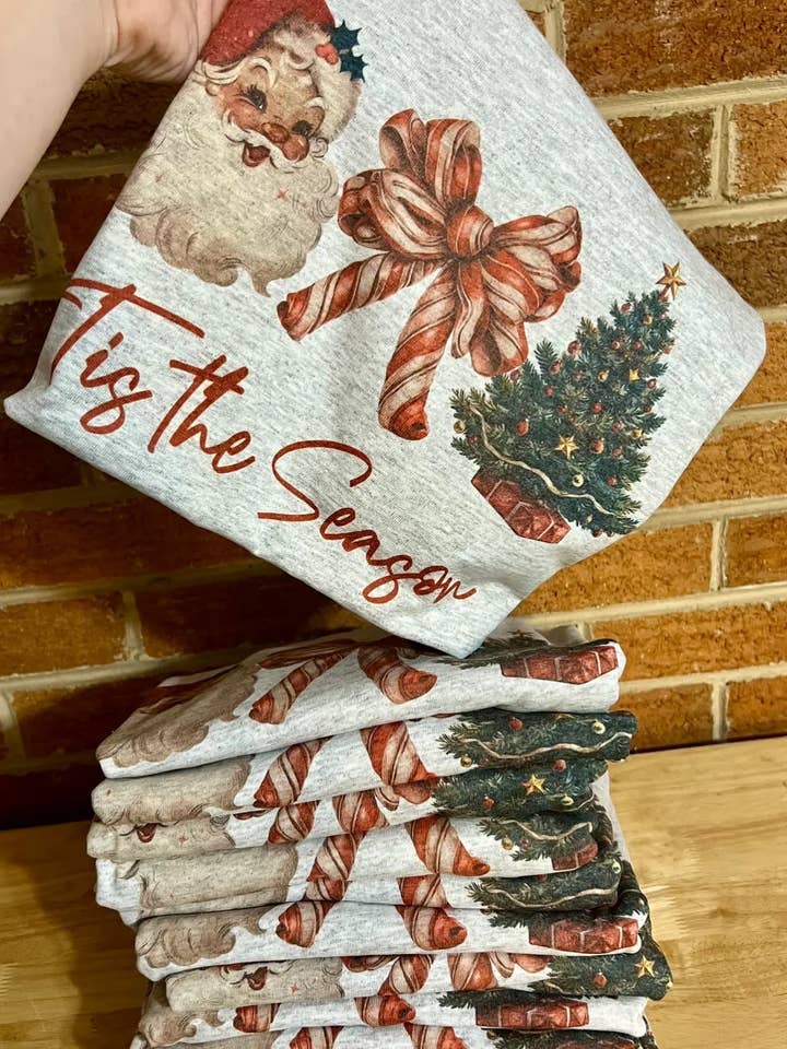 T-shirt graphique de Noël Tis The Season pour la vente par Southern Chic