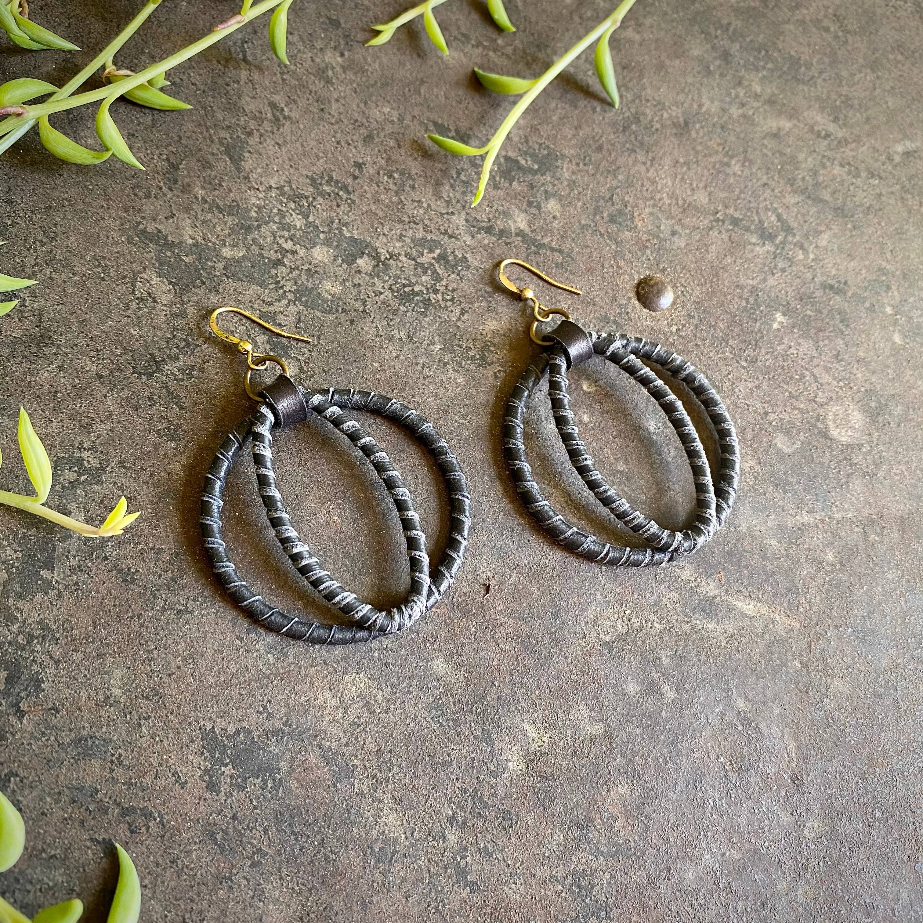 Zwart Cat-Eye-oorbellen - zwarte, ronde met leer omwikkelde oorbellen voor groothandel op Faire7