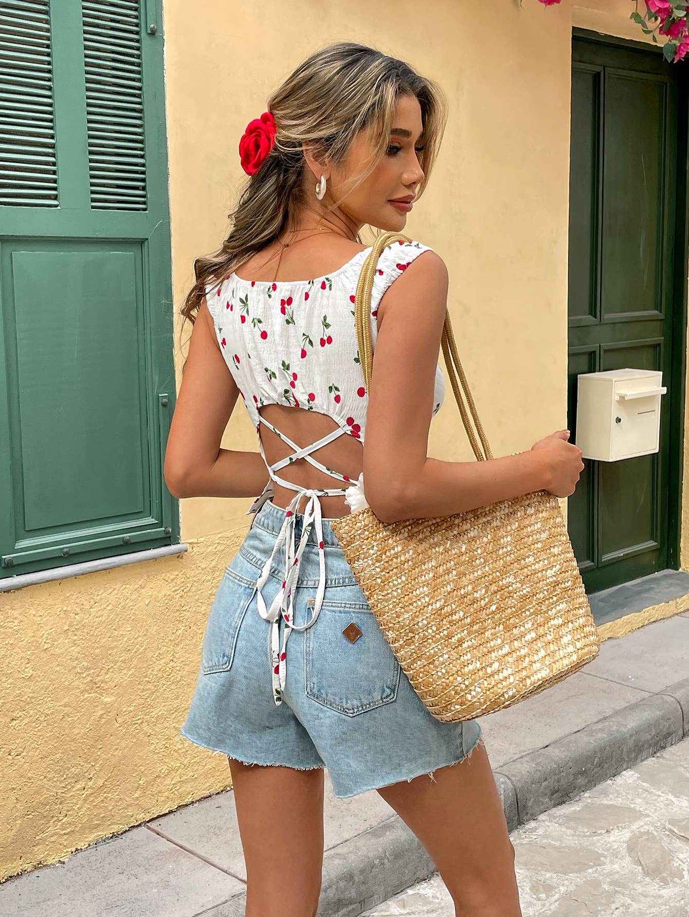 WHITE Square-neck form-fitting floral print T-shirt for wholesale on Faire4