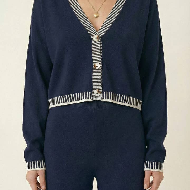 Ensemble de cardigan en maille à bordure contrastante avec haut court et pantalon large pour la vente par Modenaire