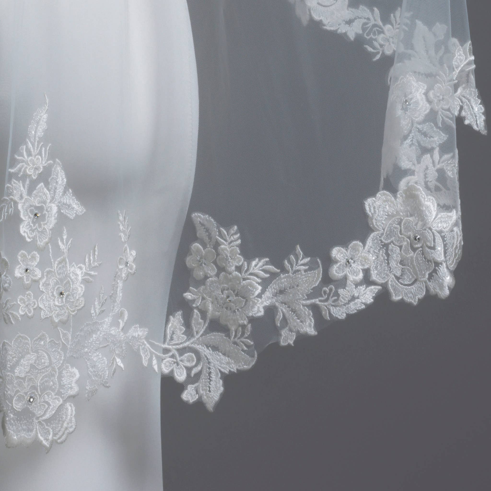 Farinosa Bridal – Véu - Mulher por atacado – Veu de Noiva com Renda Bordada de Videira Floral Farinosa Bridal 107 cm6