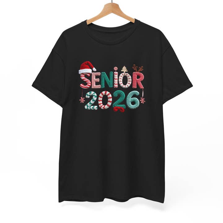 Senior 2026 Weihnachts-T-Shirt – Festliches Abschlussdesign mit Weihnachtsmannmütze für den Großhandel von Le Paperie Co