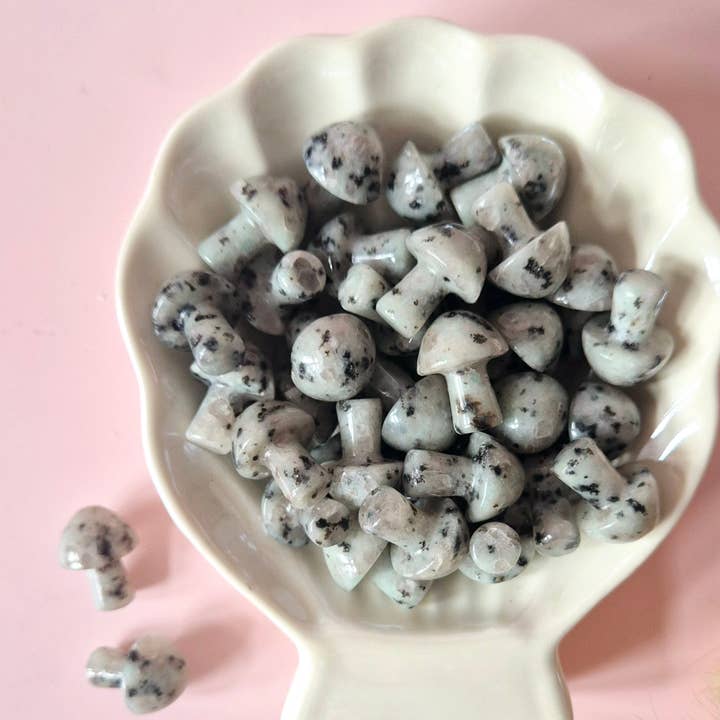 Mini Edelsten Champignon – Sesamsten (Kiwi Jaspis) (2 cm) for engroshandel hos Moonlight Gemstones