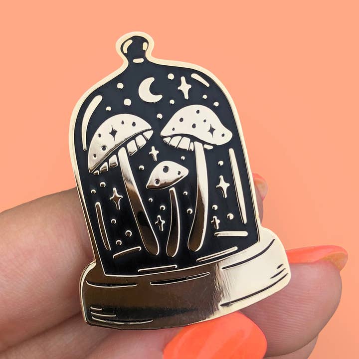 Broche en émail rigide en forme de cloche Magic Mushrooms pour la vente par A Fink & Ink