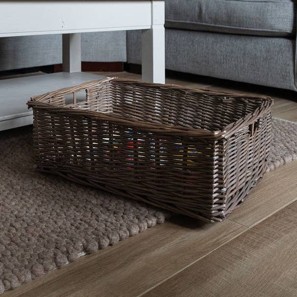 Plateau de rangement peu profond rectangulaire en osier antique pour la vente par Arthur Cameron