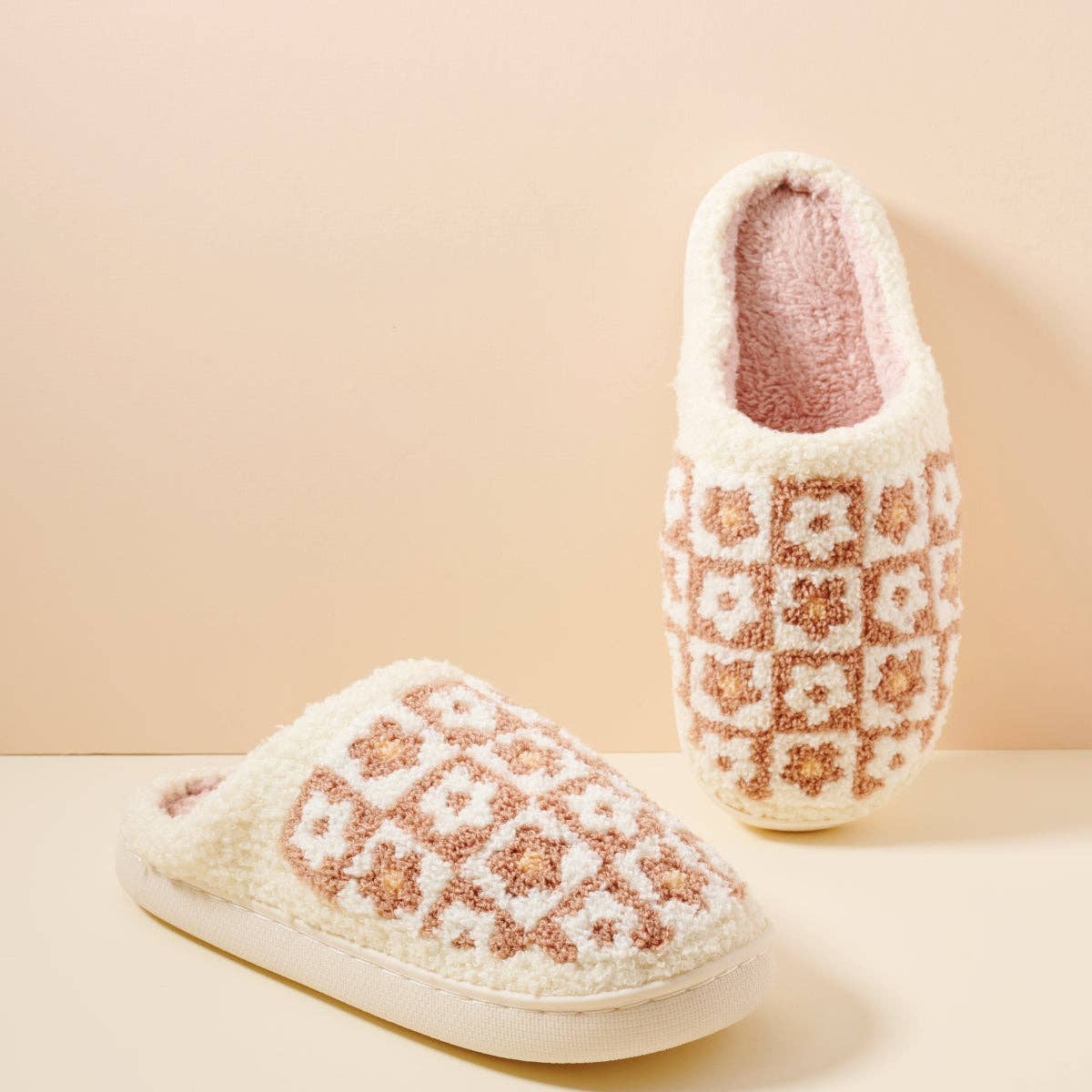 Love and Repeat – wholesale Slippers – Women's – Flower Checker Fuzzy Fleece Soft Slipper3