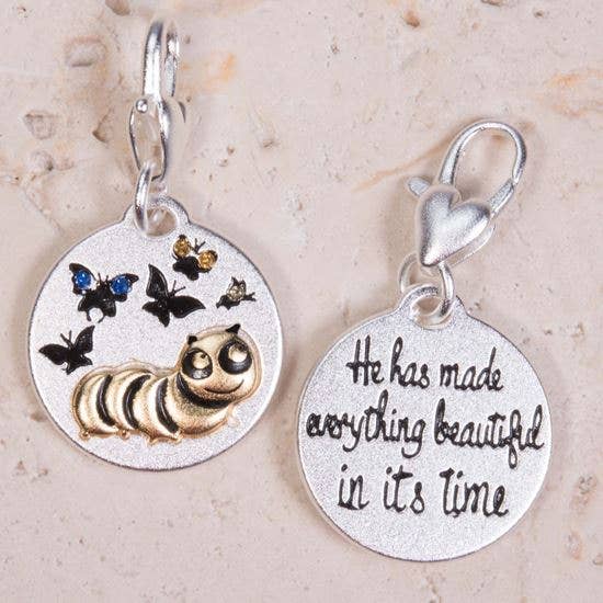 Caterpillar « Patience » - Médaillon argenté 2 tons pour la vente par Amanda Blu