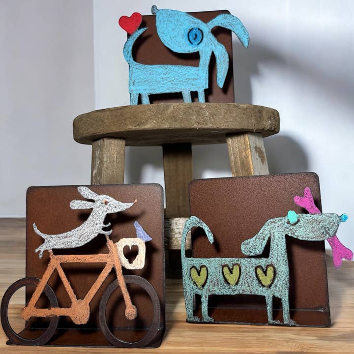 Porte-serviettes pour chiens en métal rustique art populaire cadeaux pour animaux art en métal pour la vente par Whimsies