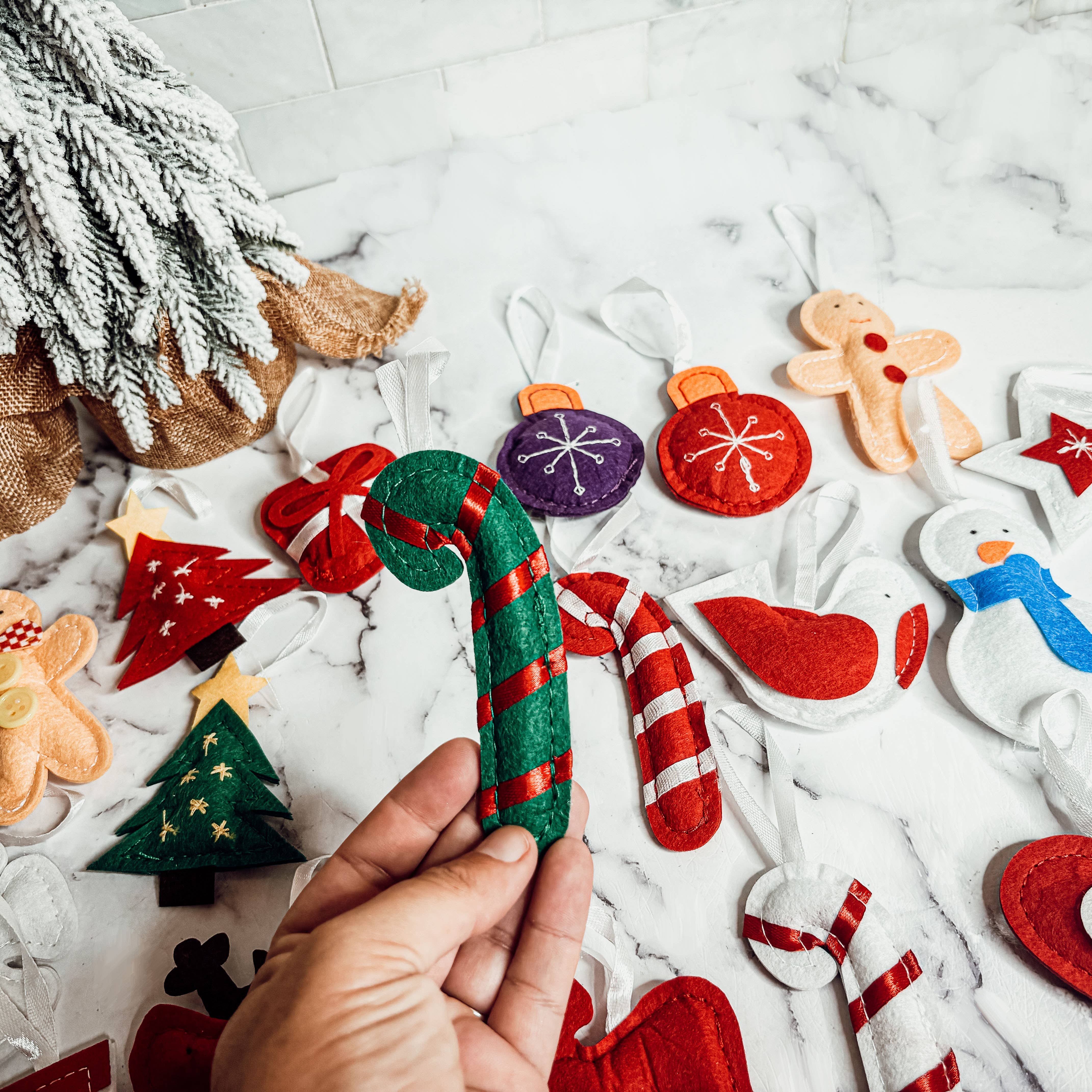 Gia Roma – Großhandel Adventskalender – Wiederverwendbarer Adventskalender aus Filz mit hängenden Plüschornamenten15