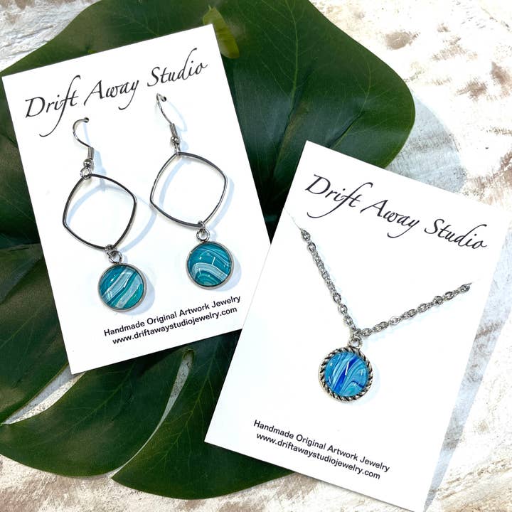 Originale kunstværk Petite runde vedhæng for engroshandel hos Drift Away Studio