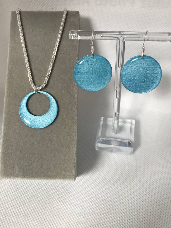 Set lichtblauwe oorbellen+halsketting voor wholesale door La Chaumière à Bijoux