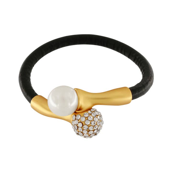 Audrey IN:STORE Magnet Pearl Mix Leather Bracelet Gold Plating for engroshandel hos Dansk Copenhagen