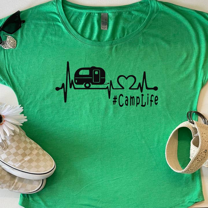 Camp Life T-shirt for engroshandel hos Shea's Chic LLC