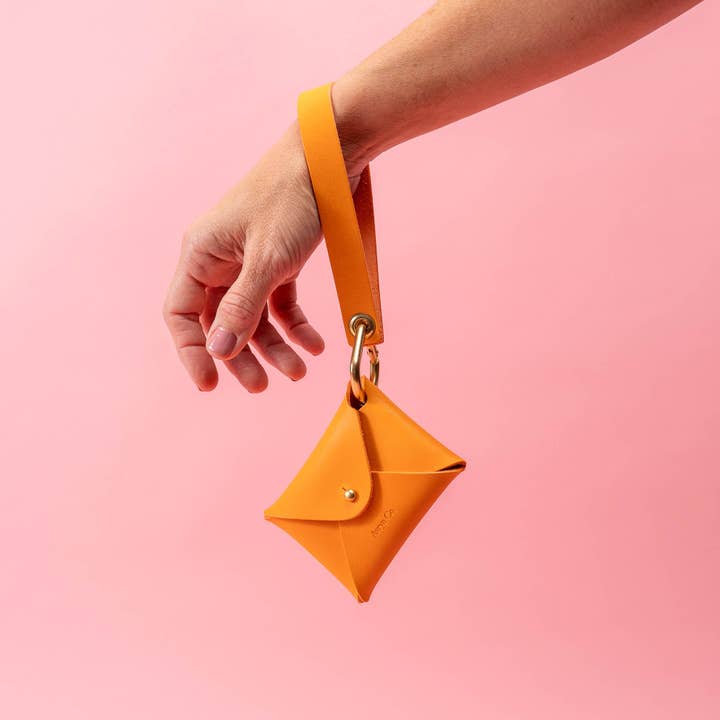 Set di portafogli da polso in pelle Vachetta opaca color mandarino per la vendita all'ingrosso da parte di Avryn Co.