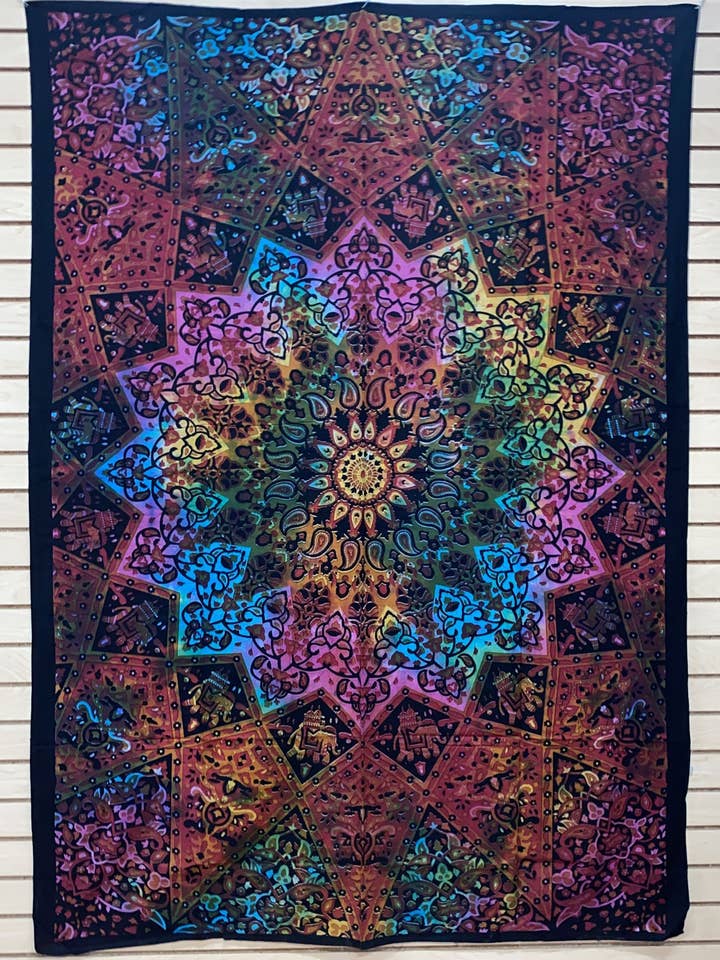 Tapisserie géométrique tie-dye en forme de fleur de lotus pour la vente par Katmandu Trading Co.