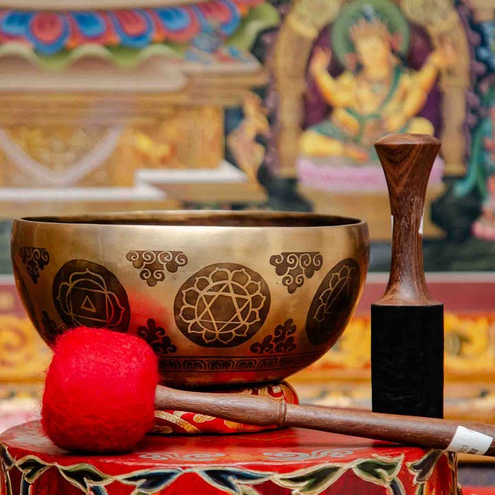 Bol chantant tibétain fabriqué à la main avec des gravures spirituelles pour la vente par Boudha Stupa Thanka Centre