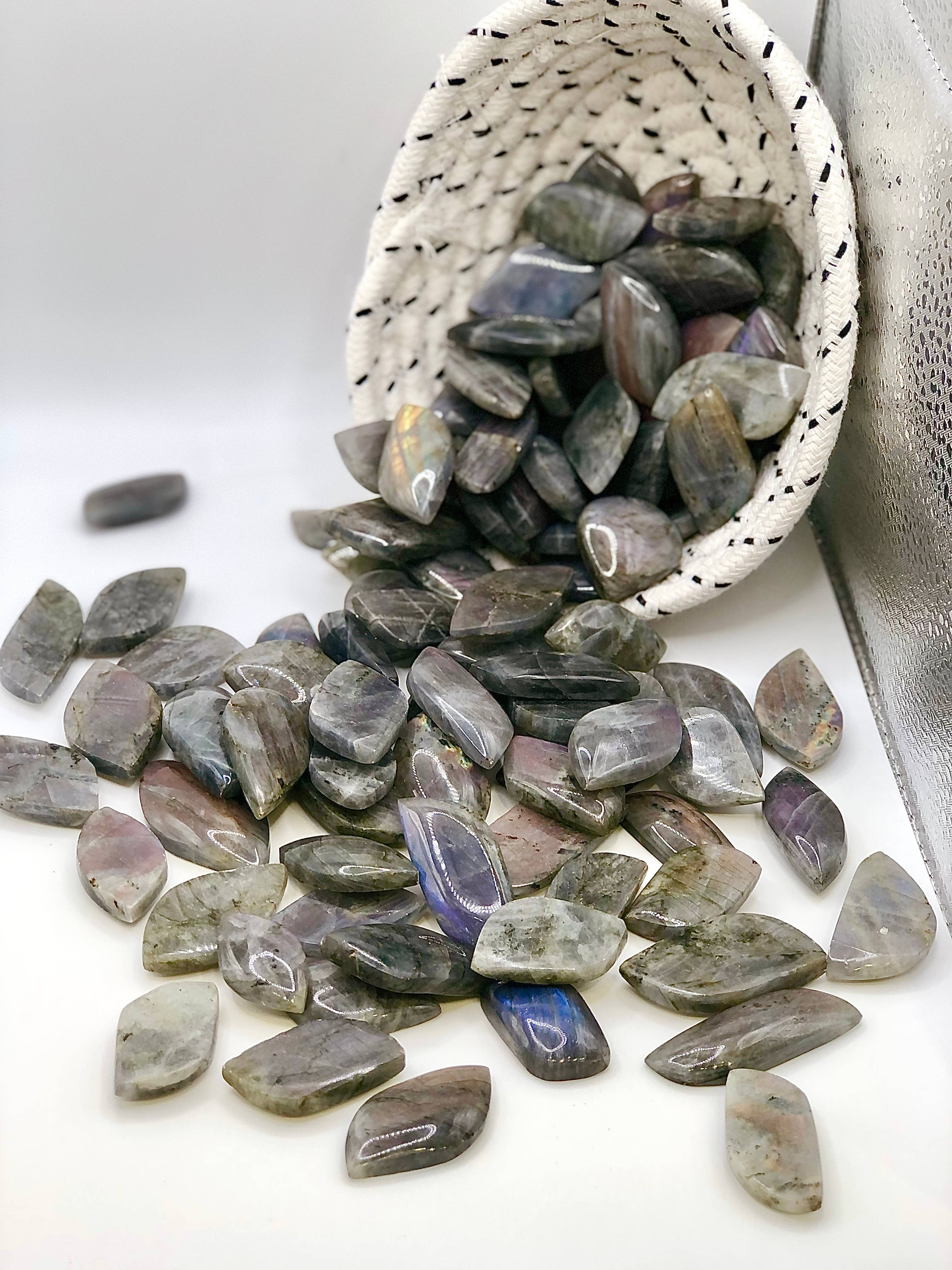 Oils and Auras - Vente Pierre et cristal de spiritualité - Labradorite Flash Violet - Petites Pièces de Cristal Sculptées0