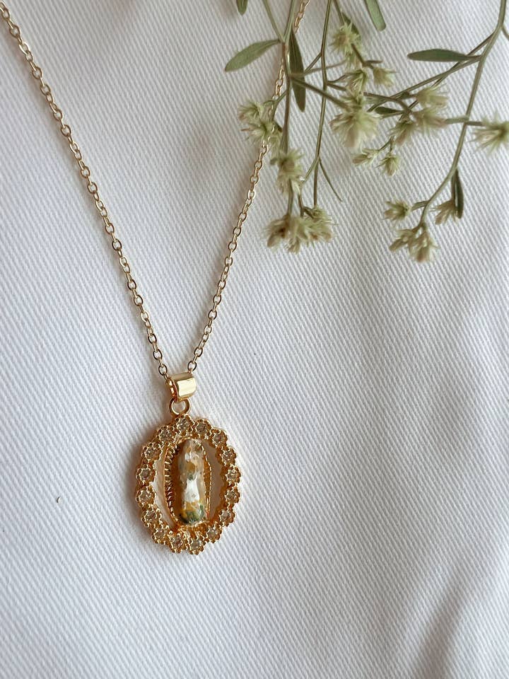 Mary com o Colar da Mãe por atacado de Harleigh Leonards Designs