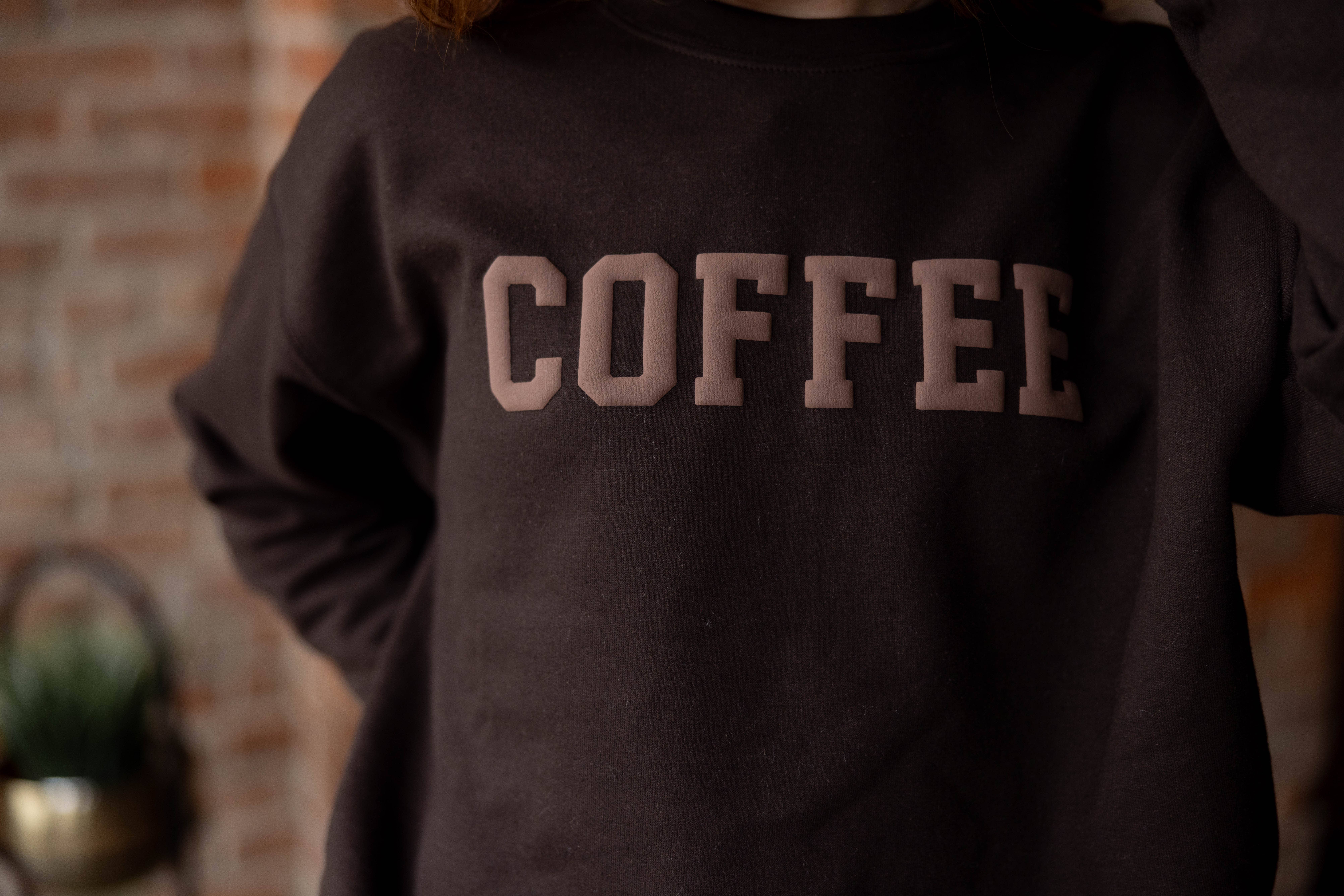 Bruin Bruine sweater met koffiemeliëf en poftekst voor dames voor groothandel op Faire2