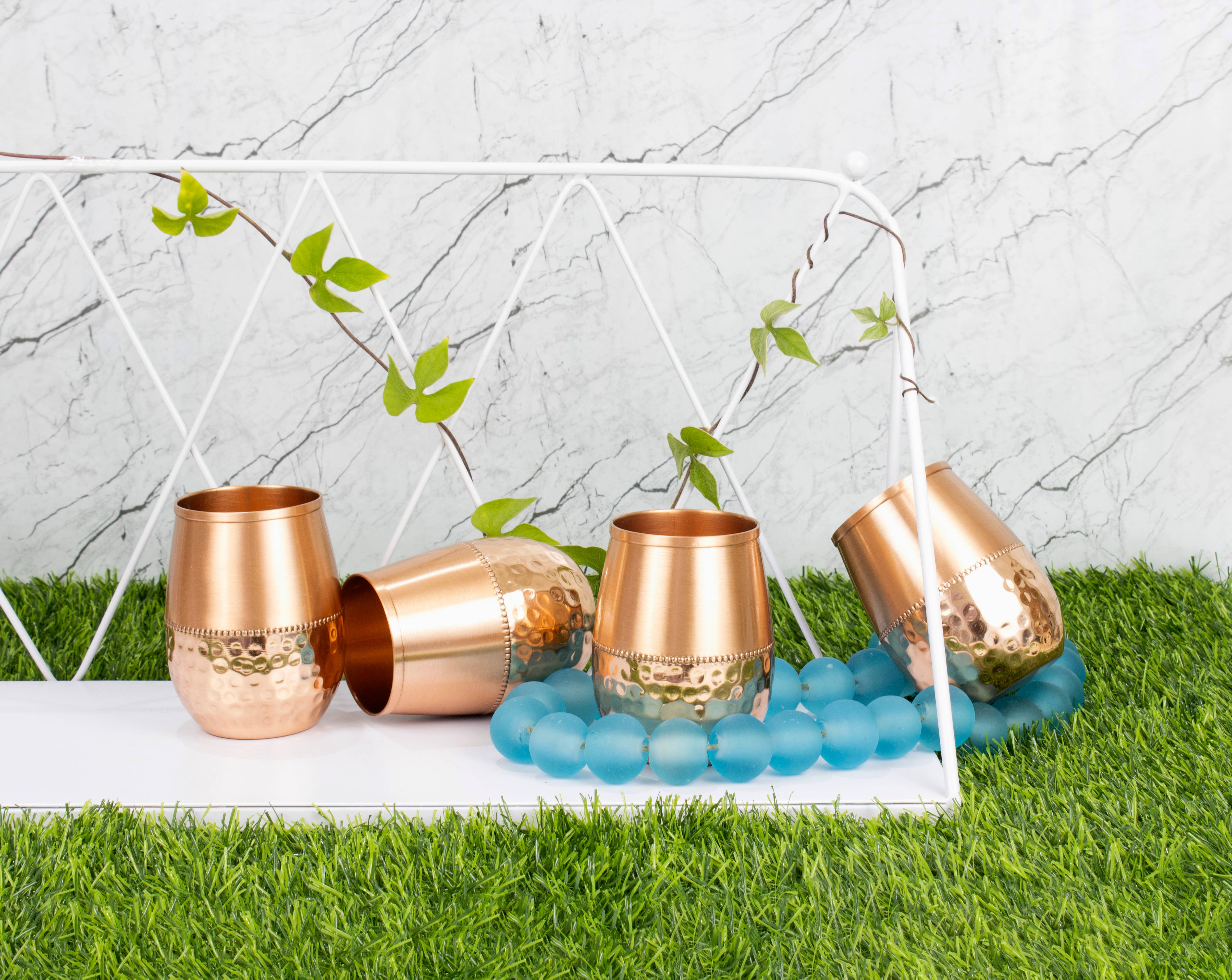 El'Cobre-Ecozonelifestyle – Großhandel Trinkglas/Tasse – Set aus 4 ovalen Kupfergläsern der Serie Bottom - Sequenz2