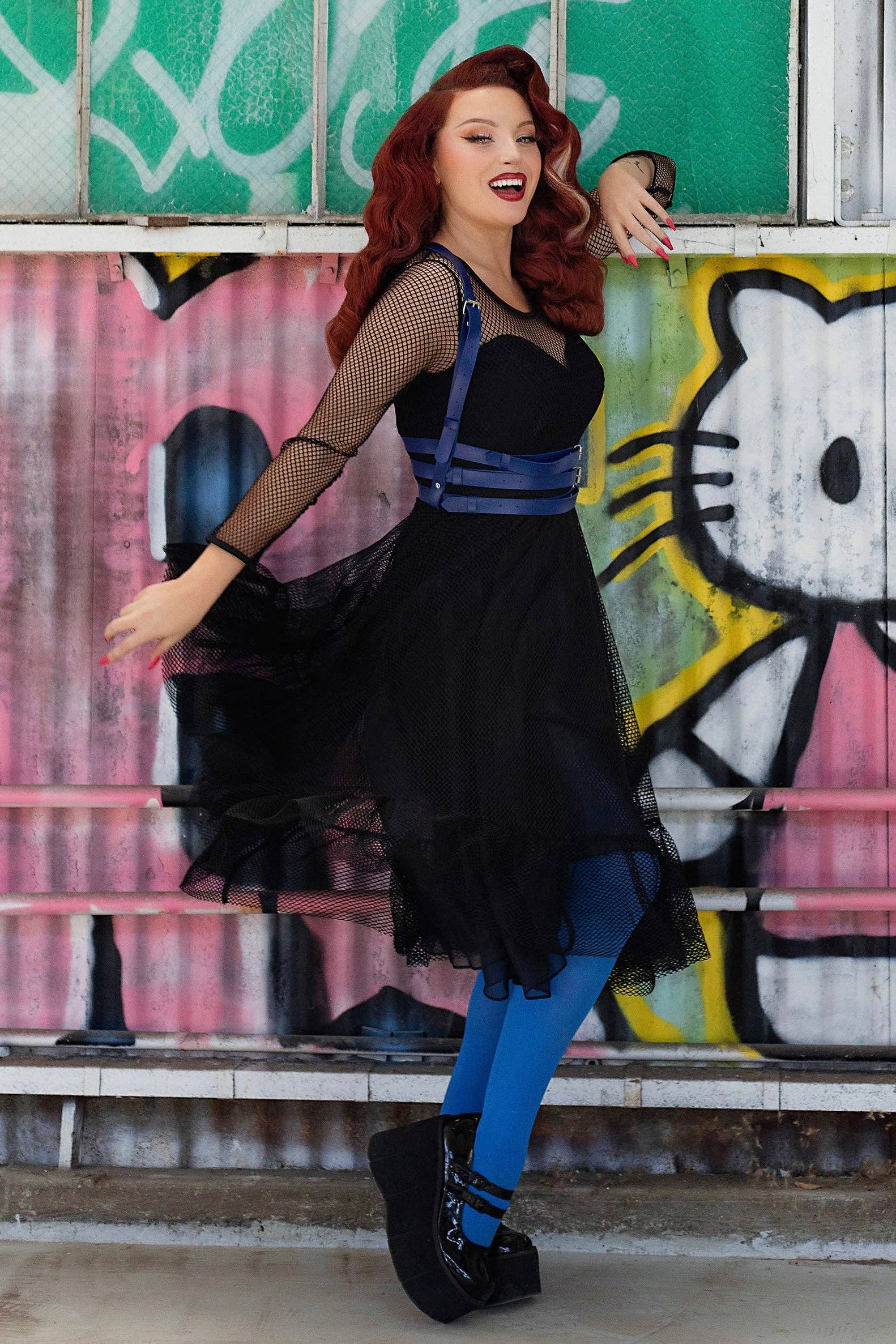 Weasel Wear – wholesale Klänning - Dam – Drastik Fisknät Volangklänning med Inbyggd Romper - Svart Fisknät Maxi med Volangkant & Hjärtformad Romper (Retro Rebellion Edition)1