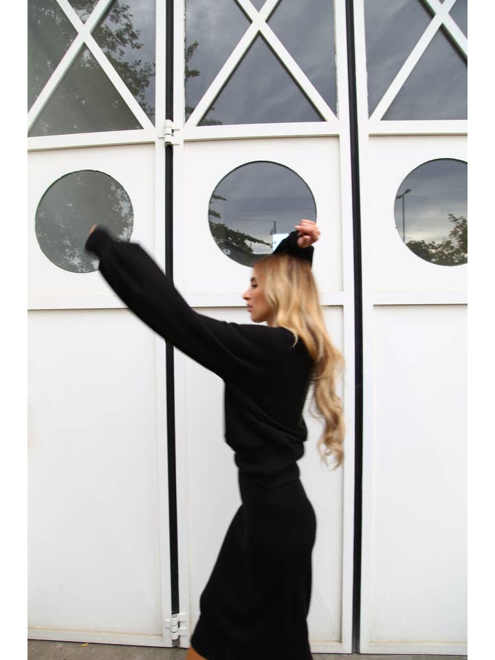 Negro A4061 FITTED BLACK WOOL MIDI SKIRT for wholesale on Faire1