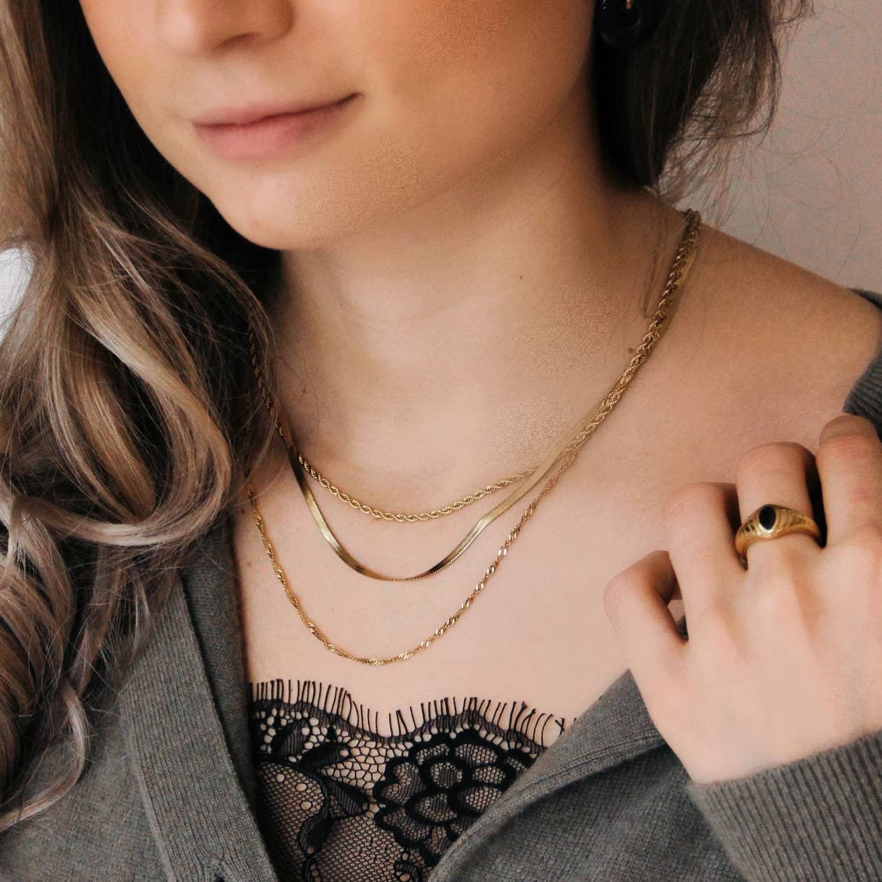 Bazou – Großhandel Gliederhalskette – Kleine gedrehte Halskette aus Edelstahl – Gold2