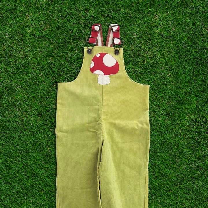 Salopette à champignons tachetés pour la vente par Sammy Whammy's