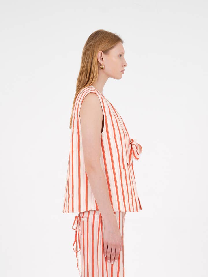 CARMEN SAYS - Wholesale Outerwear Vest - Women's - Chaleco de mezclilla estampado a rayas rojas Zinnia2