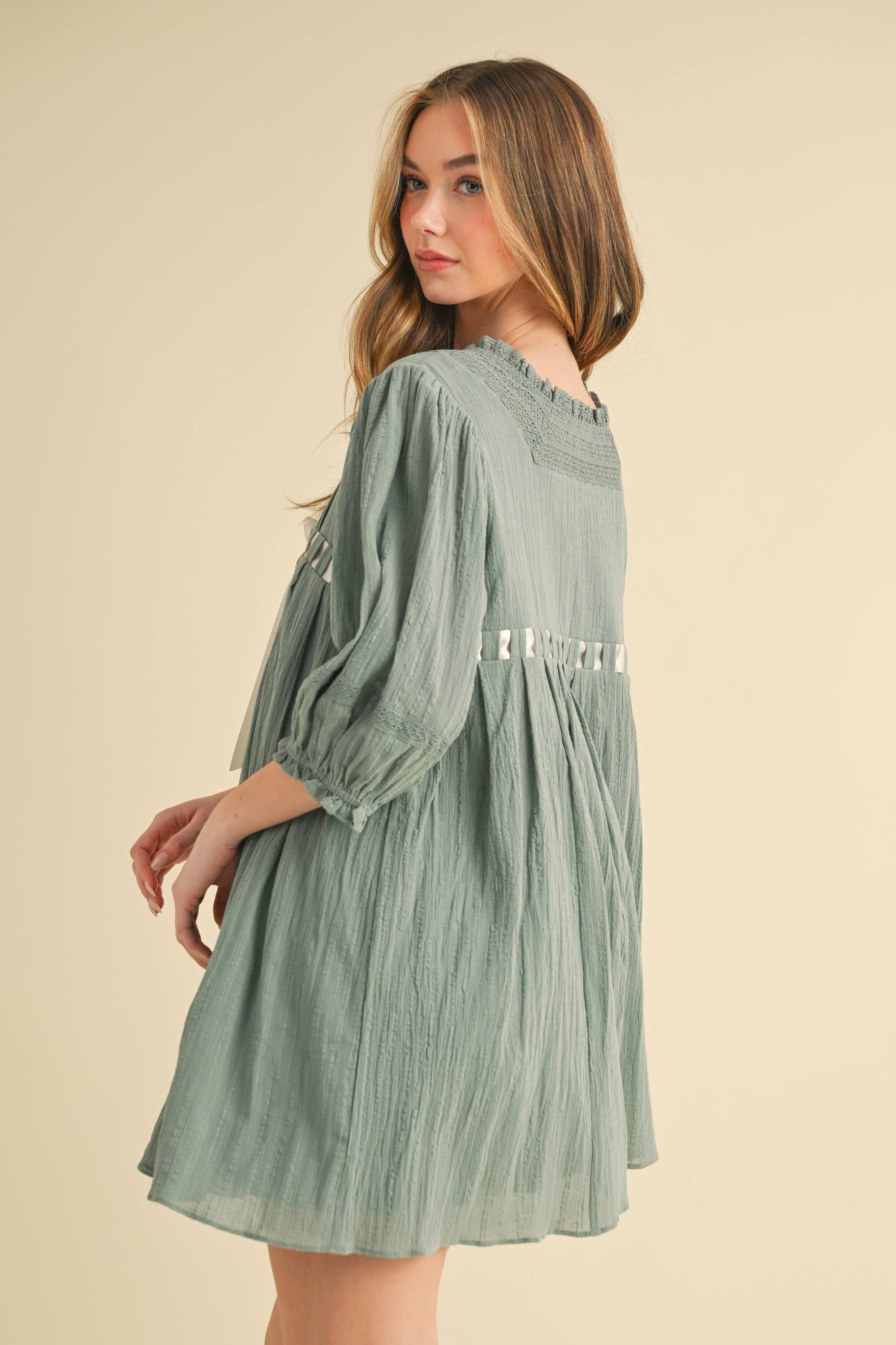 Camellia - Vente Robe – femme - ROBE À MANCHES MI-LONGUES AVEC ENCOLURE CARRÉE ET DÉTAILS EN DENTELLE11