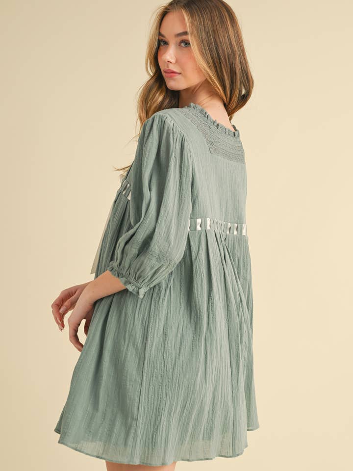 Camellia - Vente Robe – femme - ROBE À MANCHES MI-LONGUES AVEC ENCOLURE CARRÉE ET DÉTAILS EN DENTELLE11