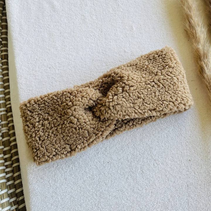 Bandeau torsadé en teddy beige pour la vente par Bibi Kidz