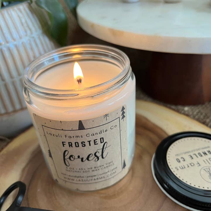 Frosted Forest Kerze | Natürliche Sojawachskerze | Winterkollektion | Eukalyptus Pfefferminze Wacholder Johannisbeere Kiefer für den Großhandel von Lazuli Farms