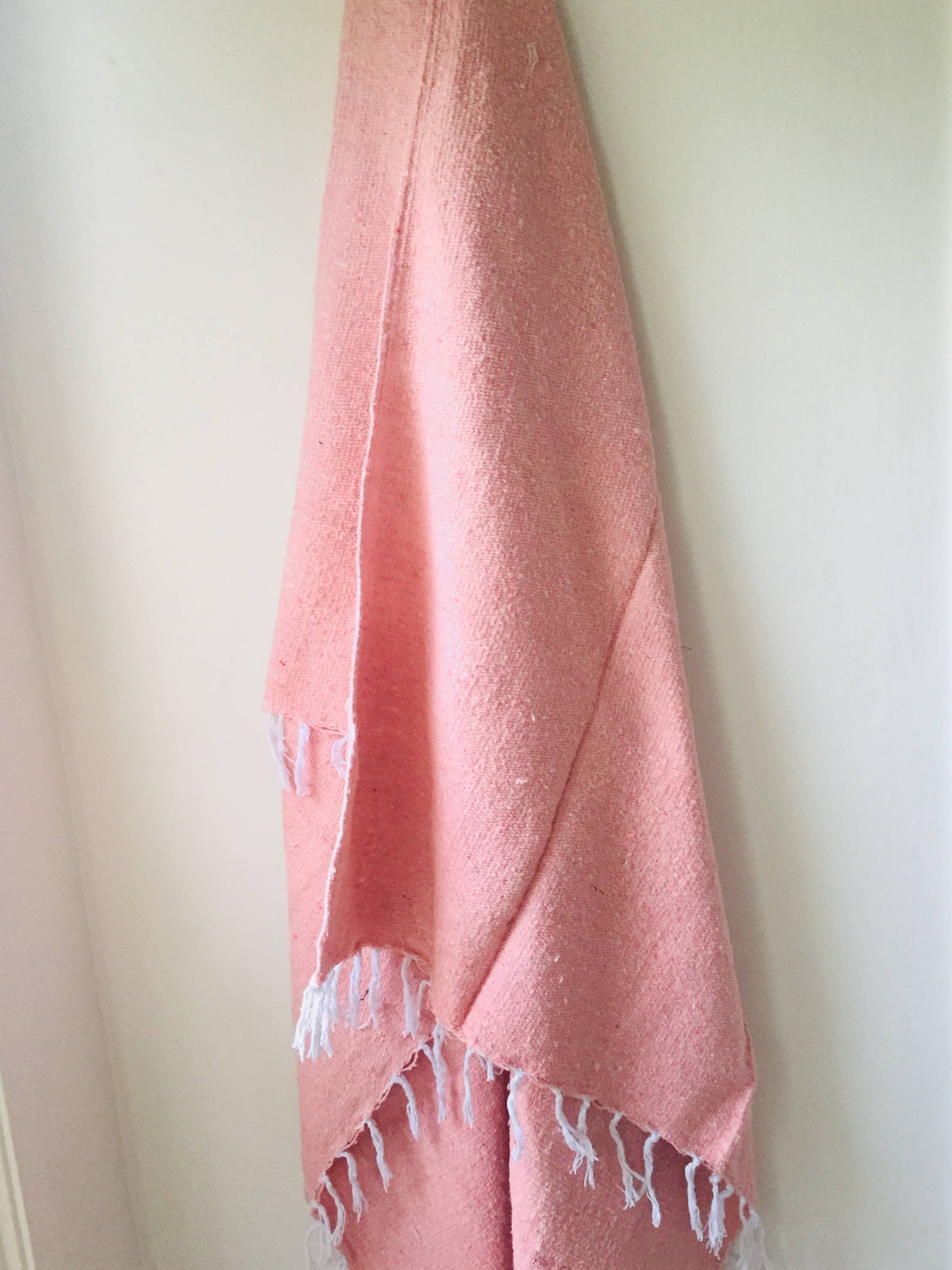 Mahalo Market - Venta al por mayor Mantas de sofá - Manta mexicana sólida con flecos en tonos dorado y beige | Yoga | Mint8