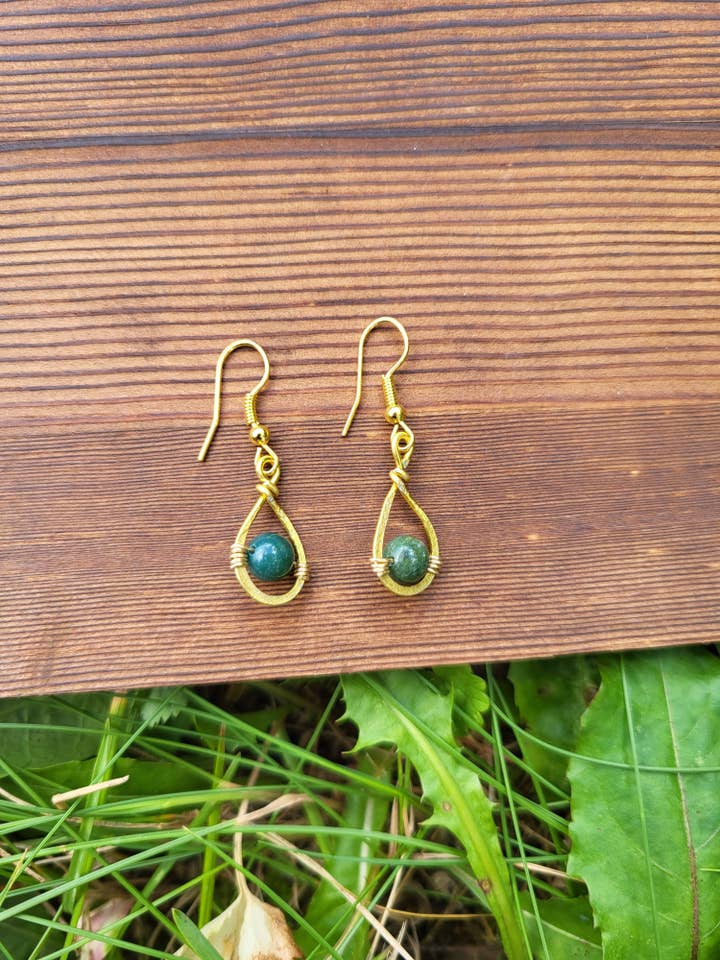 Mini Teardrop Hoop-örhängen med mossa agat för wholesale av Wild Born Creations