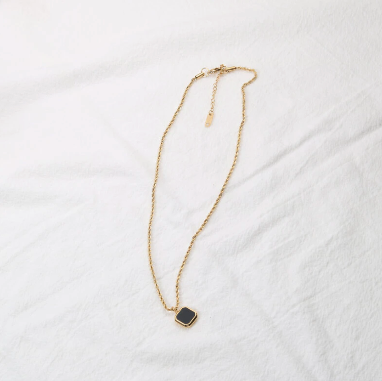 MeloMelo – Colar pingente/pendente por atacado – Maxime - Colar com pingente torcido de esmalte preto quadrado3