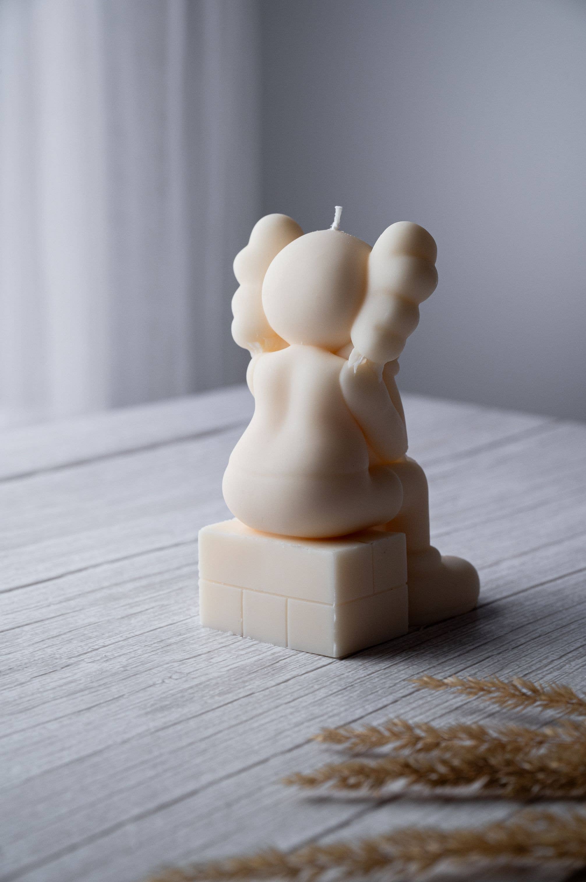 Allure CA - Venta al por mayor Velas de diseño llamativo - Figura Vela KAWS 'Passing Through' Companion8