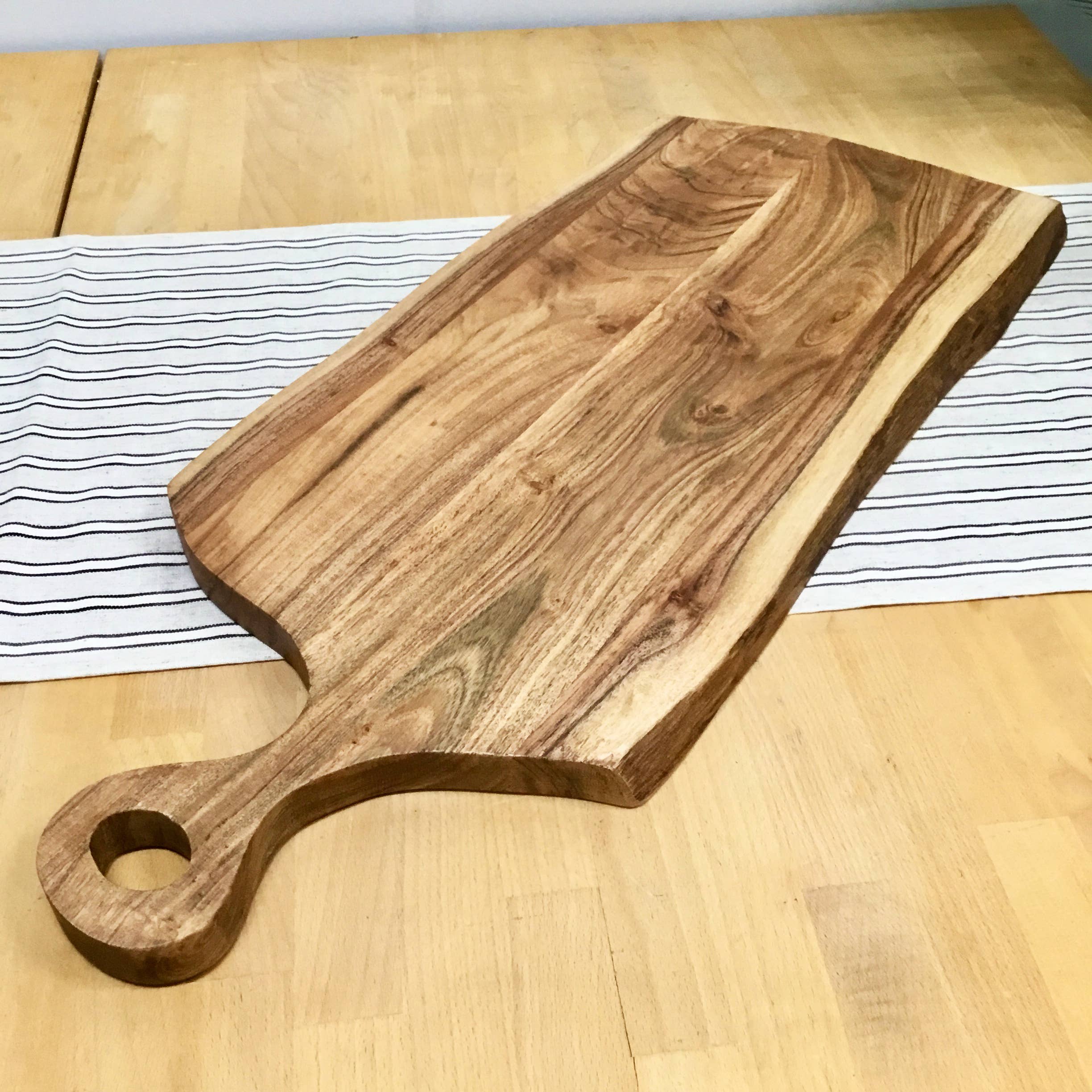 India Handicrafts Inc - Vente Planche à découper - Planche à découper en bois à bord naturel avec poignée - 27"4