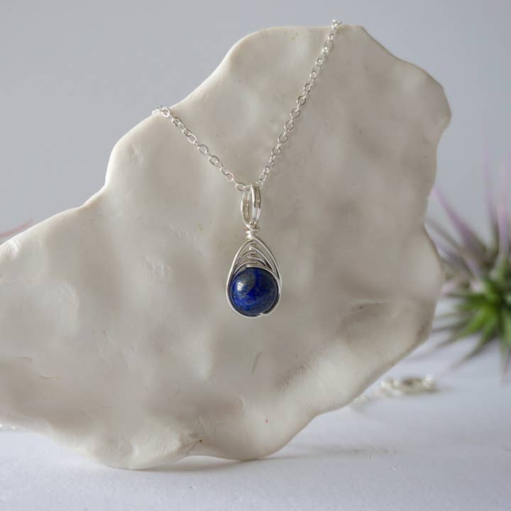 Collier en lapis-lazuli bleu, cadeau de Noël en cristal de décembre pour la vente par Raw Stone Elegance