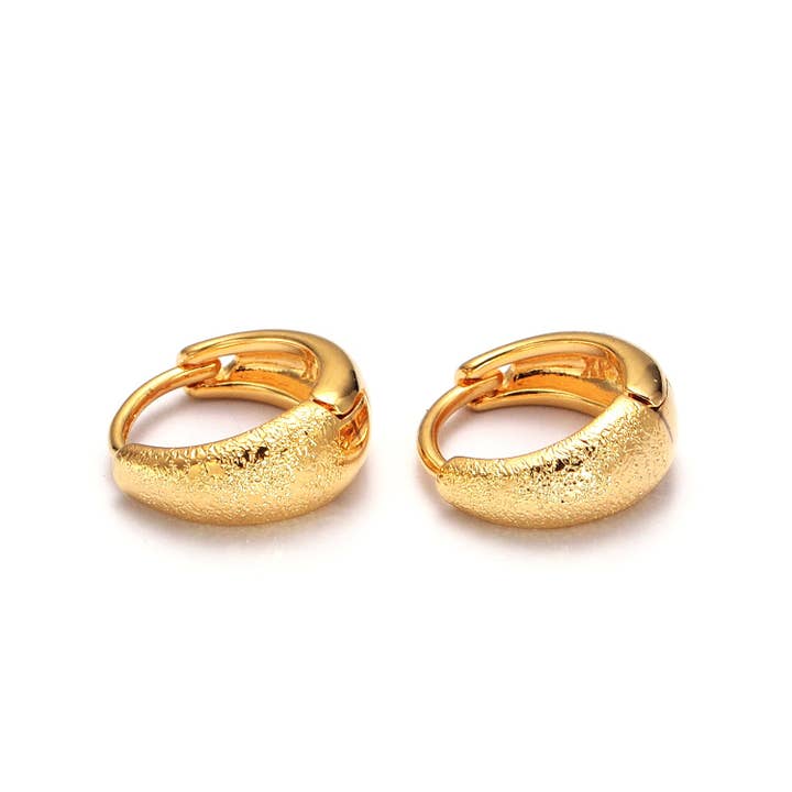 Fijne Getextureerde Dome Alledaagse Gouden Huggie Oorbellen voor wholesale door Simply Jewels