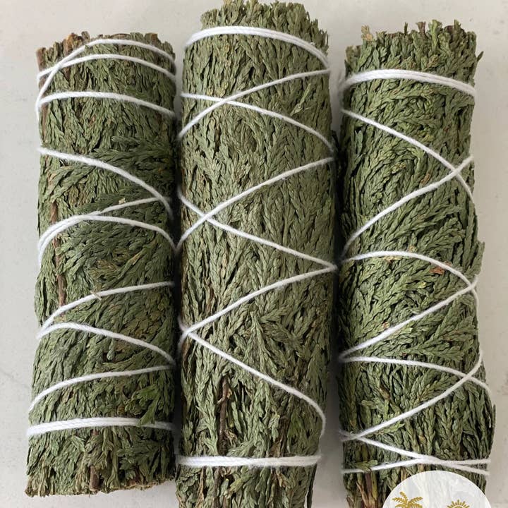Cedar Smudge Bundels voor wholesale door Sage Work Organics Inc.