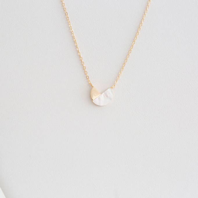 N7183 - Pendentif Équilibre en Nacre Plaqué Or 14K pour la vente par Heidi Hull Designs