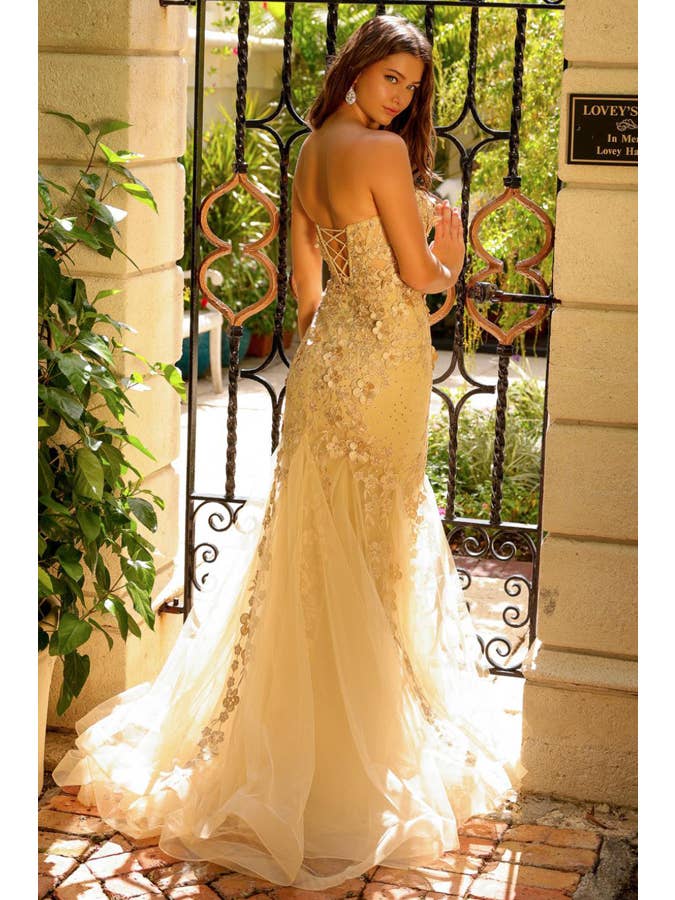 White Strapless Sweetheart Mermaid Wedding Gown for wholesale on Faire1
