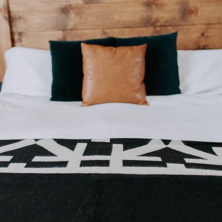 Beyond Borders Collective | Artisan-Made Blankets & Throws - Wholesale Throw Blanket - Destino Blanket - Natural / Black | home decor | Spring Deco1