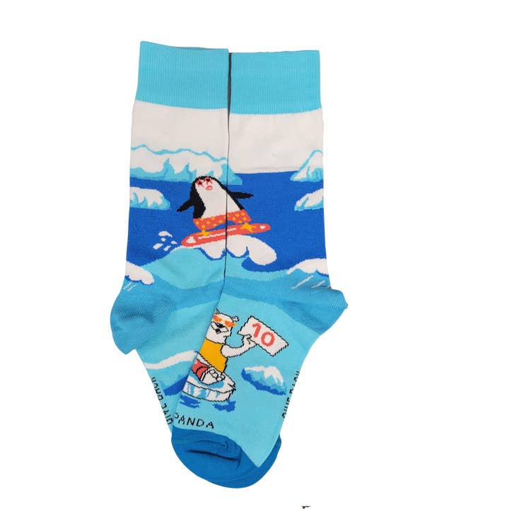Penguin Surfing med en Cool Isbjørn Strømper fra Sock P for engroshandel hos Sock Panda