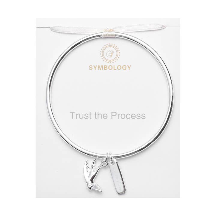 SYMBOLOGY JEWELLERY – Großhandel Armband mit Charms/Anhängern – Trust the Process Armreif mit silbernem Schwalben-Anhänger