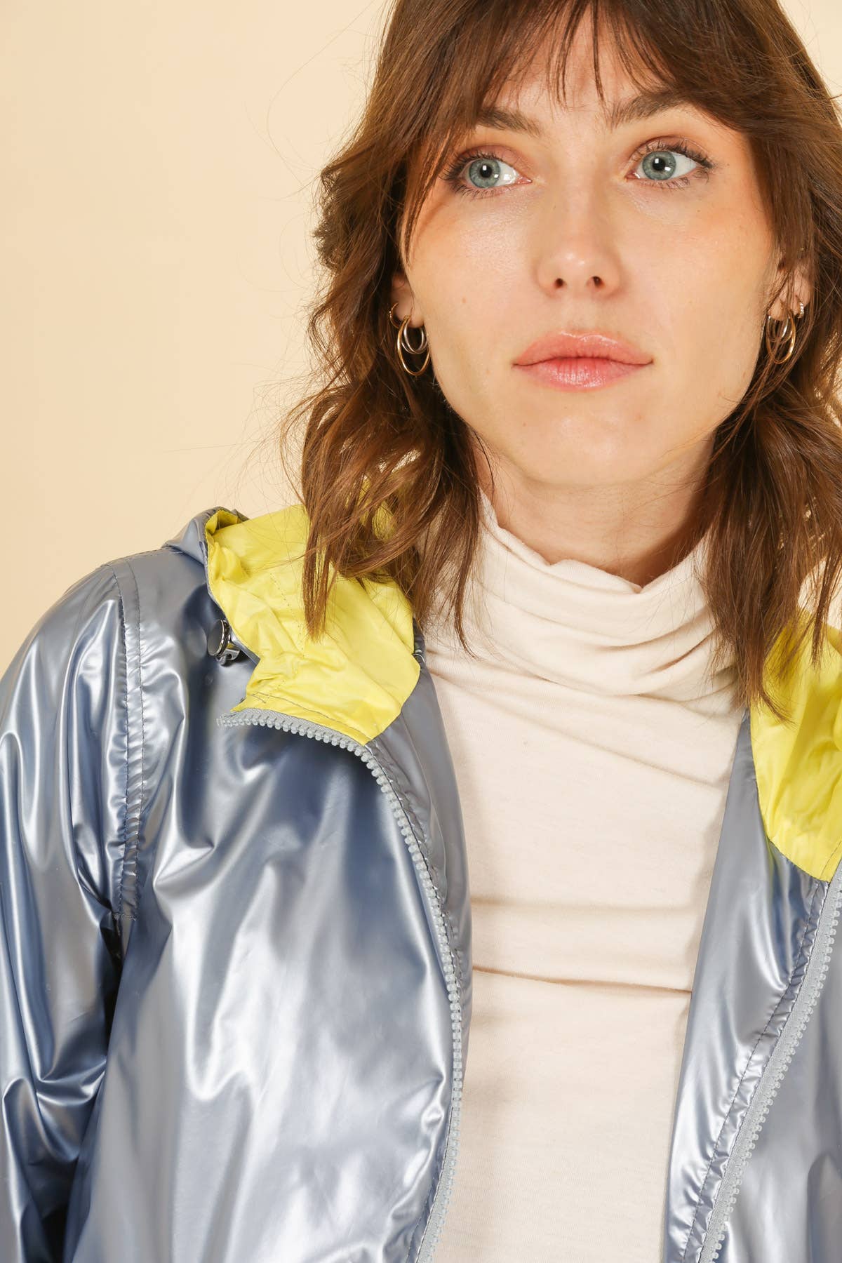 Attrait Paris – Engroshandel Vindjakke - Dame – Kort metallisk vindjakke med hætte og integreret skygge11