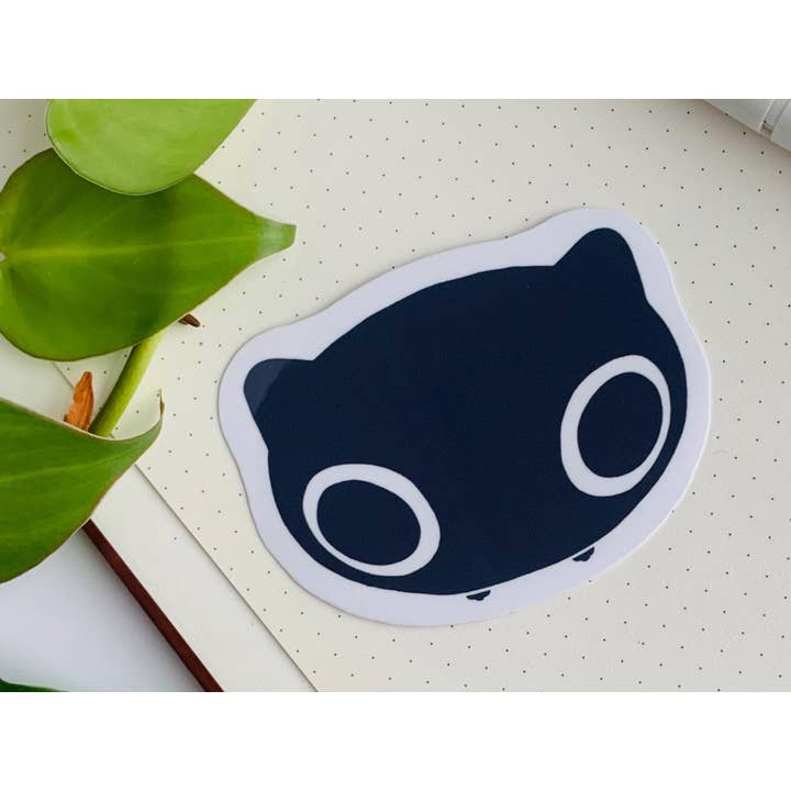 Autocollant résistant à l'eau pour chat regardant de près pour la vente par Mischief Mori