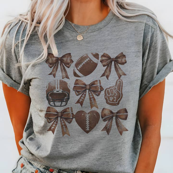 Coquette Fußball Collage Schleife und Fußball Mädchenhaftes Grafik-T-Shirt für den Großhandel von Par.tees by Party On!